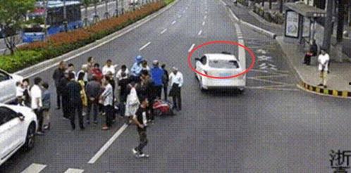 吃瓜群众撞车现场,吃瓜群众目睹惊险撞车瞬间