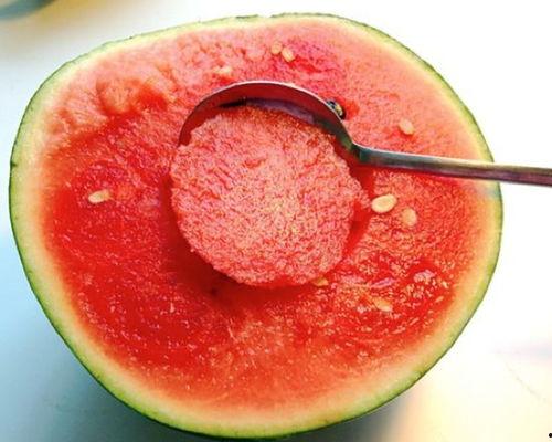 勺子吃瓜技巧是什么,夏日消暑新体验